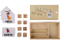 Brinquedo educativo de madeira para soletrar com blocos do alfabeto e cartões de palavras como 'HEN' e 'SHOE'.