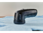Removedor de borbotos numa camisola azul clara