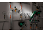 Foco de trabalho iluminando tubos e manómetros numa sala de caldeiras.