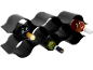 Suporte de vinho preto ondulado com três garrafas de vinho de cores diferentes.