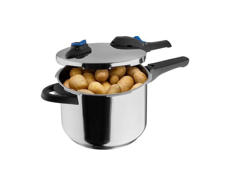 Panela de pressão de metal com batatas dentro