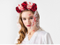 Fato de noiva zombie com coroa de flores e véu manchado de sangue.