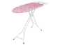 Tábua de engomar com capa rosa com padrão de folhas e pernas brancas com ponteiras roxas.