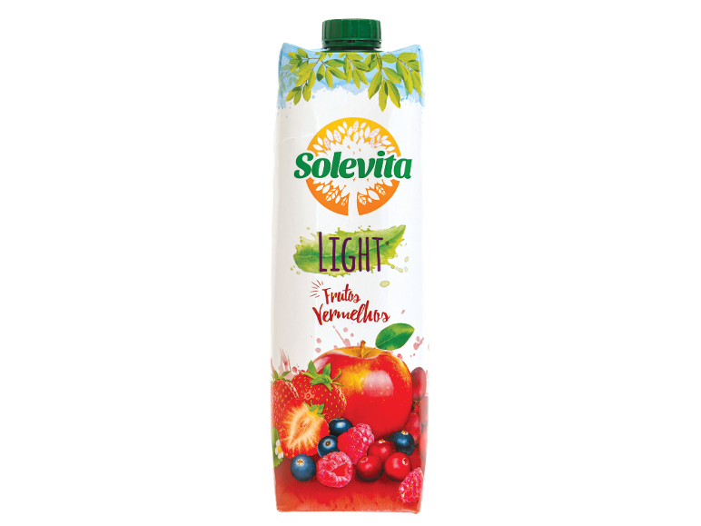 Sumo de fruta light de frutos vermelhos, com morangos, maçãs e mirtilos.