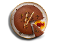 Bolo de chocolate visto de cima, com uma fatia cortada, decorado com pistácios, raspas de chocolate, wafers, groselhas vermelhas e fatias de laranja.
