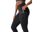 Mulher com leggings pretas e telemóvel no bolso lateral