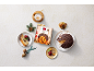 Panetone de chocolate com decorações de Natal, café e fruta.