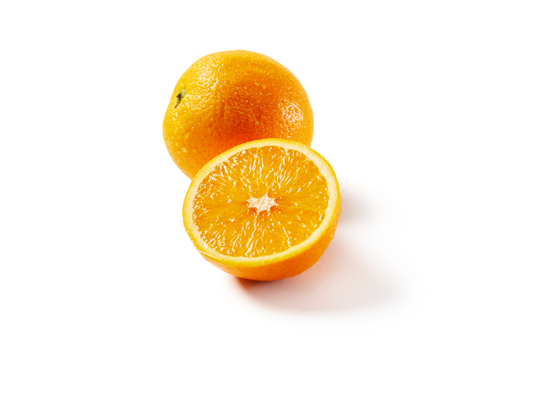 Laranja fresca e meia laranja com gotas de água na casca.