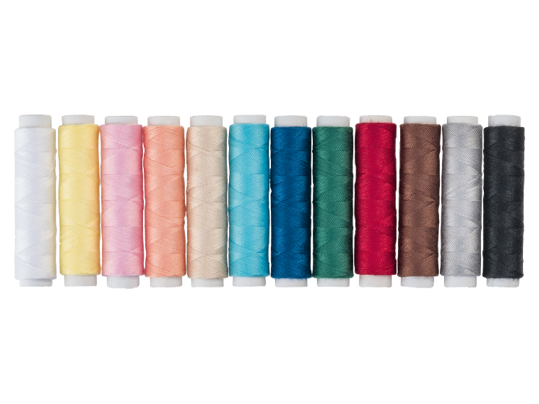 Carretéis de linha de costura em cores variadas, incluindo branco, amarelo, rosa, azul e verde.
