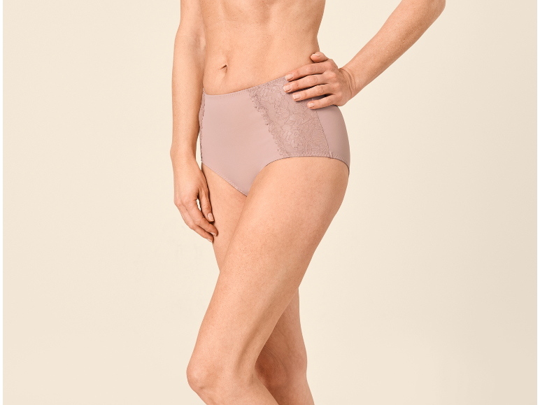 Cuecas de senhora bege com renda.