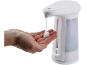 Dispensador automático de sabão branco a dispensar sabão numa mão.