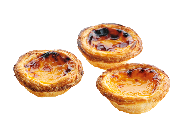 Três pastéis de nata portugueses com a superfície caramelizada.