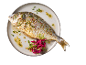 Peixe assado com ervas e couve roxa num prato branco.