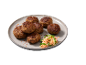 Prato de almôndegas com salada coleslaw.