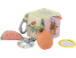 Cubo sensorial macio com motivos de animais e frutas, mordedor e espelho.