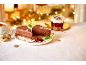 Café e bolo de chocolate com decorações de Natal na mesa.