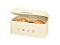 Pão de forma creme com tampa aberta, contendo três pães redondos. O ano '1973' está gravado na frente.
