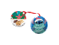 Enfeite de Natal com Stitch de gorro de Pai Natal e etiqueta de bolacha com 'No palm oil' e '21% chocolate drops'.