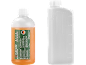 Duas garrafas: uma com fluido laranja à base de água para correntes e outra vazia, transparente, com medidas para misturar óleo e gasolina.