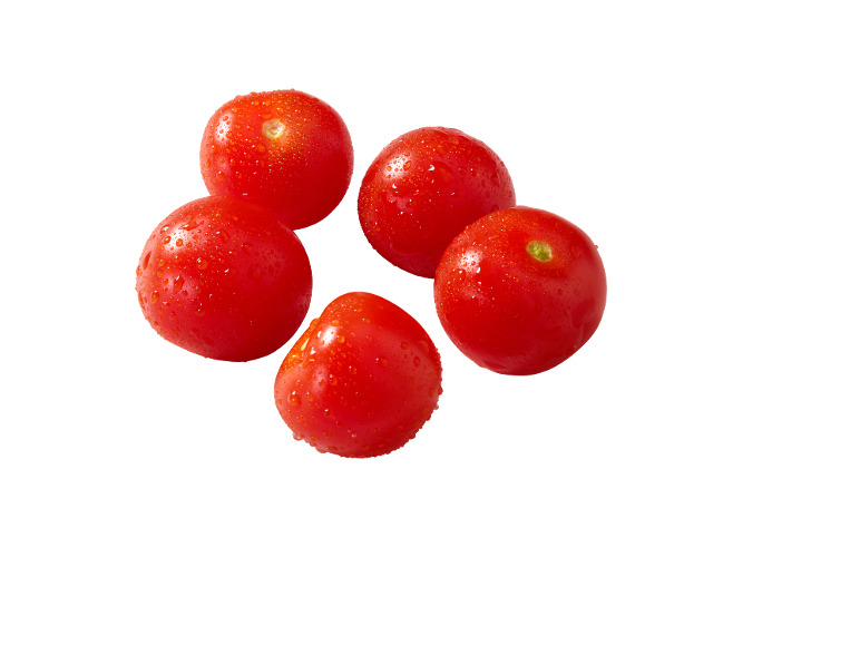 Cinco tomates cereja vermelhos com gotas de água sobre um fundo preto.