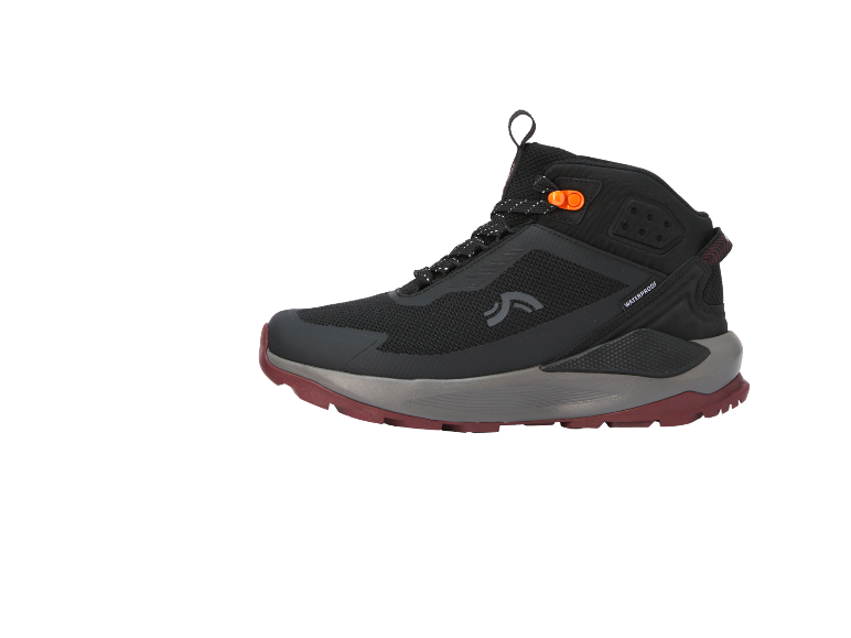 Bota de caminhada impermeável preta e cinzenta com detalhes laranja e sola vermelha.
