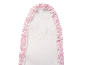 Capa de tábua de engomar branca com padrão de folhas cor-de-rosa e cordão ajustável.