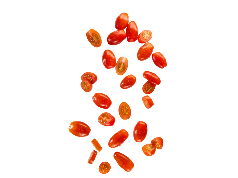 Tomates cereja vermelhos, inteiros e cortados ao meio, com gotas de água, sobre fundo preto.