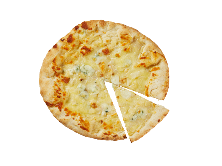 Pizza de quatro queijos com uma fatia cortada em fundo preto.