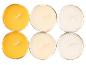 Seis velas tealight, duas amarelas, duas creme e duas brancas, sobre fundo preto.