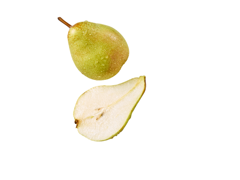 Pera verde com gotas de água e uma metade cortada sobre fundo preto.