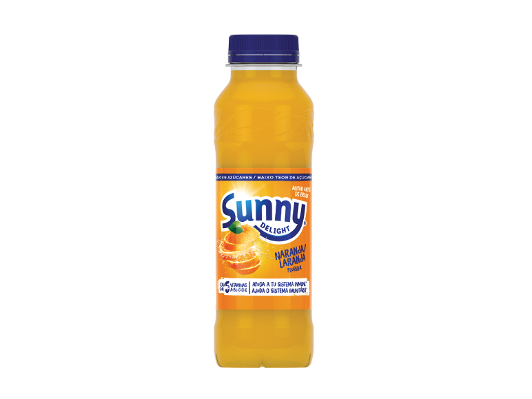 Garrafa de sumo de laranja com tampa azul, rotulada 'Baixo em açúcares' e 'Agitar antes de beber'