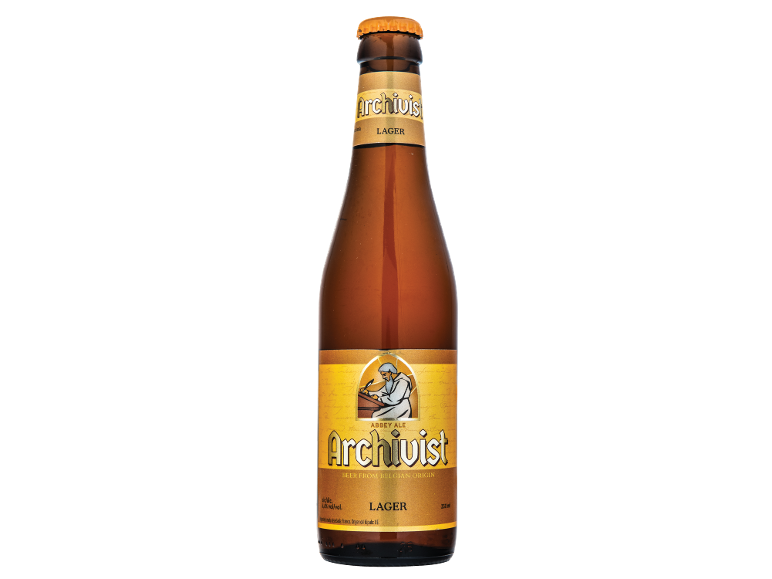 Garrafa de cerveja castanha com rótulo dourado apresentando um monge a escrever, rotulada como 'Archivist Abbey Ale Lager'