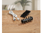 Cabo USB-C e duas escovas para aspirador Silvercrest numa mesa de madeira.