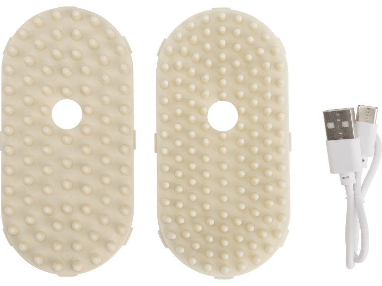 Duas palmilhas de massagem bege com um cabo de carregamento USB.