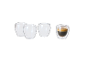 Quatro chávenas de café expresso de vidro de parede dupla, uma cheia de café.