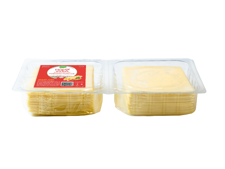 Duas embalagens de fatias de queijo, uma com rótulo vermelho que diz «FORMATO FAMILIAR».