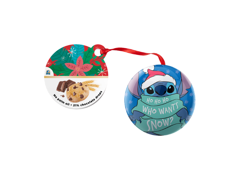 Enfeite de Natal com Stitch de gorro de Pai Natal e etiqueta de bolacha com 'No palm oil' e '21% chocolate drops'.