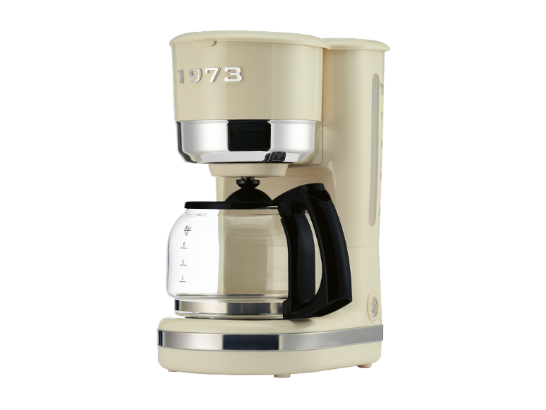 Máquina de café retro creme com jarra de vidro, com '1973' em relevo na frente.