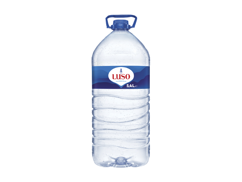 Garrafão de água mineral com rótulo azul e pega, 5,4 litros.