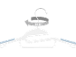 Cabide de roupa branco com gancho giratório de 360° e detalhes antiderrapantes azuis.