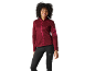 Mulher com casaco desportivo grená e leggings pretas.