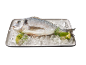 Peixe fresco no gelo com lima e endro