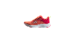 Ténis de corrida coral e vermelho com solas brancas e detalhes amarelos.