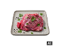 Carne de vaca crua com especiarias e salsa numa bandeja cinzenta. [imagem gerada por IA]