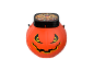 Abóbora de Halloween laranja com tampa preta contendo uma mistura de doces.