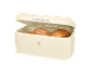 Pão de forma creme com tampa aberta, contendo vários tipos de pão.