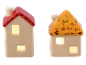 Duas casas de cerâmica com telhados vermelhos e laranjas, iluminadas por dentro.
