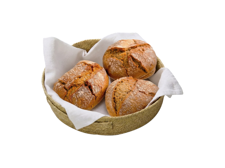 Três pães crocantes numa cesta de pão com um pano branco.