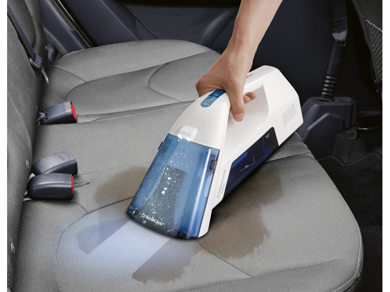 Limpa-manchas Silvercrest a remover manchas húmidas de um assento de carro.