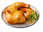 Coxas de frango assadas com salada num prato.